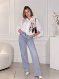 Camisa blanca de corte amplio con flores y mariposa