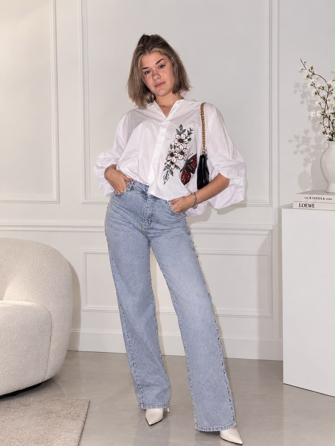 Camisa blanca de corte amplio con flores y mariposa